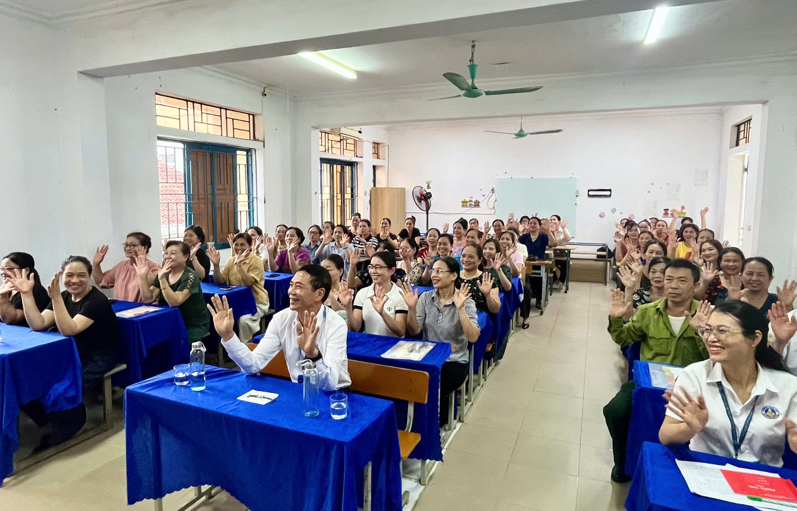 toan-canh-le-khai-giang-lop-so-cap-y-te-thon-ban-trung-tam-y-te-tp-vinh.jpg
